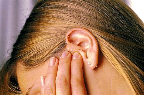 Причины щекочущего ощущения в ухе - возможные диагнозы и лечение
